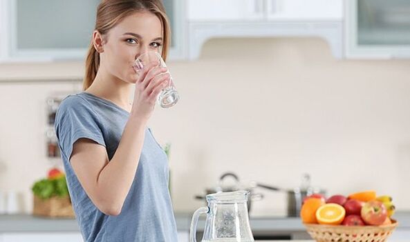 A girl wants to lose weight by adopting water diet