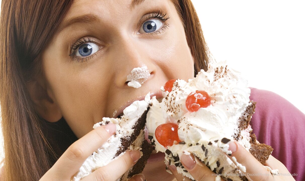 Girl eating cake improves the way she loses weight