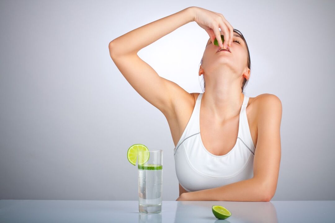 girl drinking water with lemon for weight loss